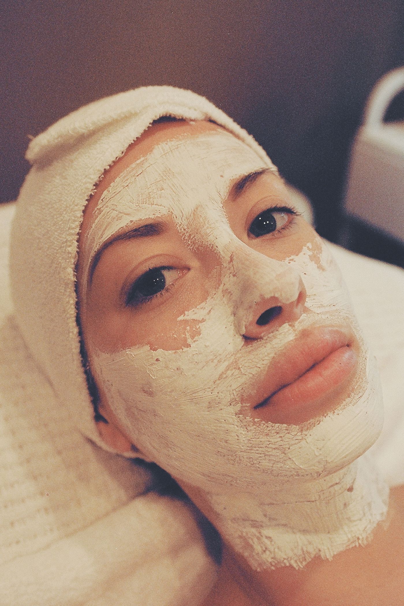 Cliente relaxando com máscara facial durante tratamento
